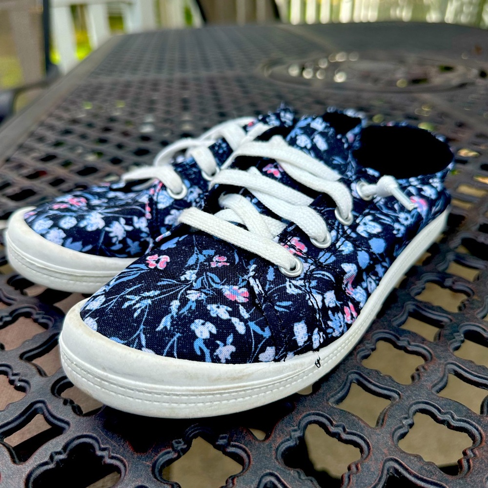 Maurice’s Casual Sneakers Size 6